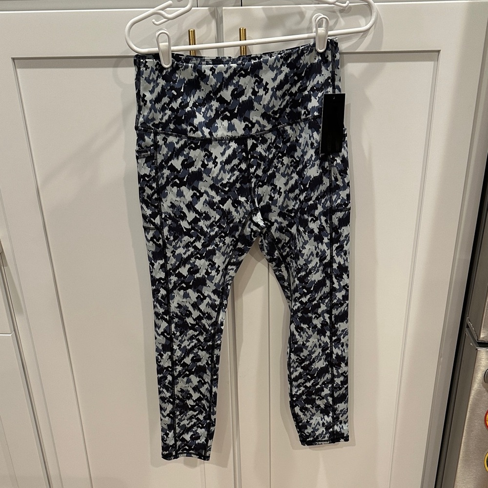 NWT Women's Black and Gray Patterned Leggings